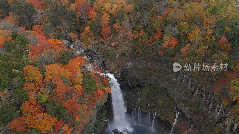 鸟瞰图Kegon瀑布和秋天的树叶，日光，枥木，日本