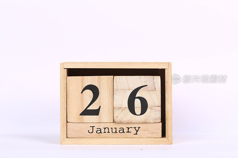 木制立方体日历，日期为1月26日。概念日历年与复制空间隔离在白色背景