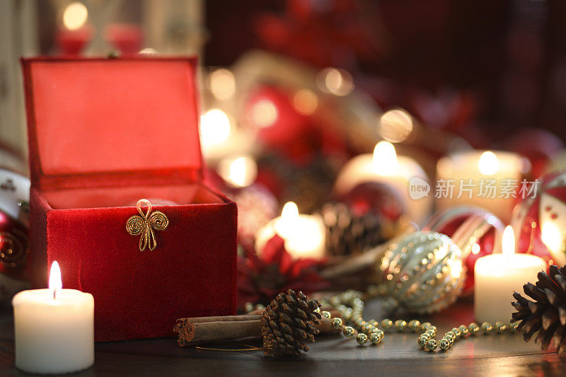 圣诞节日装饰品，蜡烛，礼物摆在桌上。