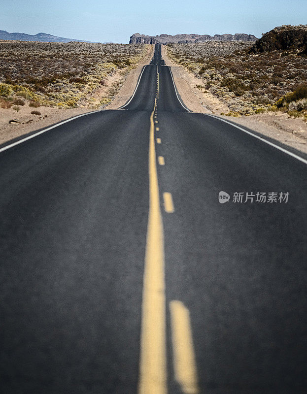 波浪形的沙漠路，通往岩石堡