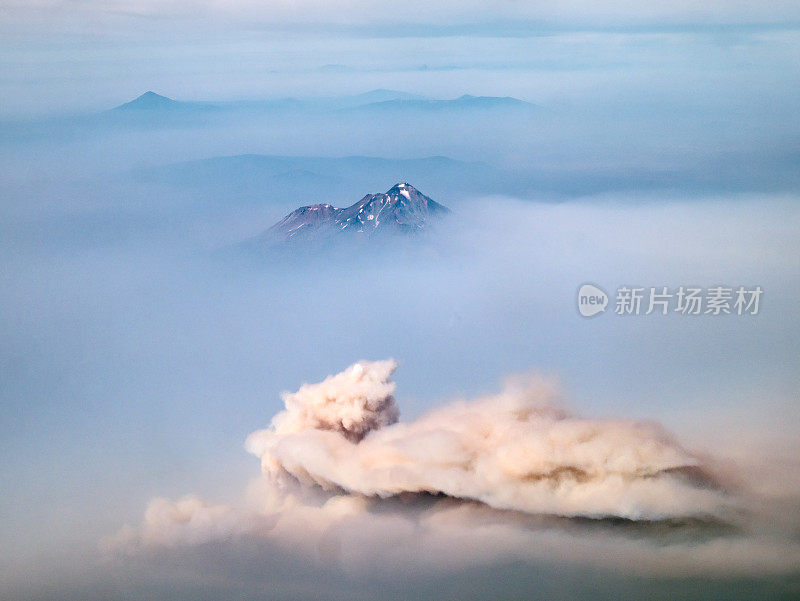 卡尔火和沙斯塔山的鸟瞰图