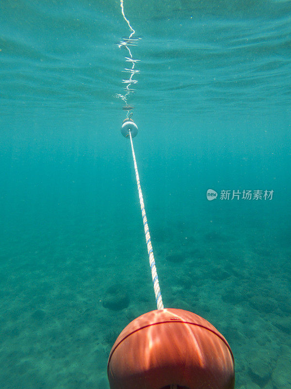 界标浮在海水表面