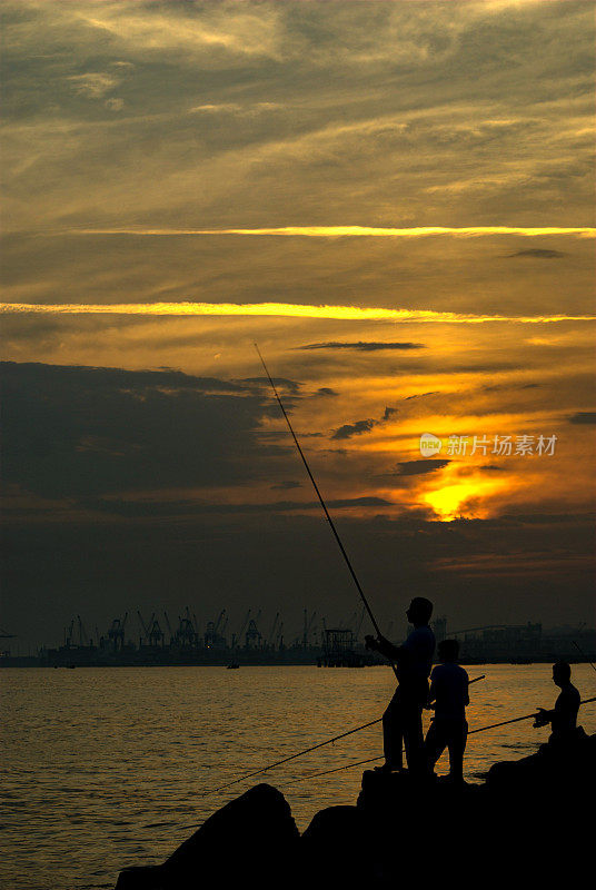 渔夫在日落时抓鱼