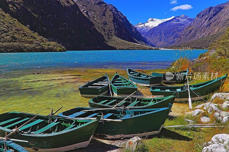 秘鲁安第斯山脉的兰加努科湖和休闲船
