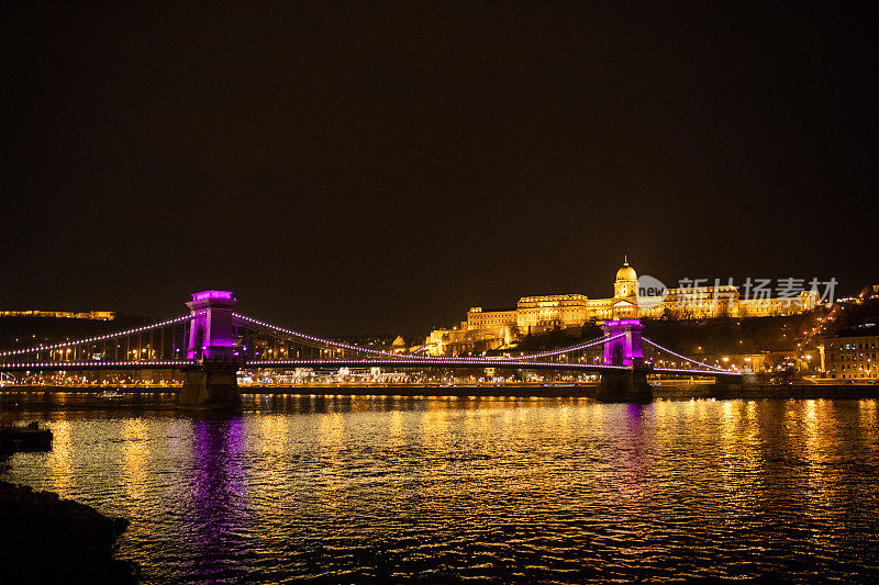 匈牙利布达佩斯铁链桥的夜景