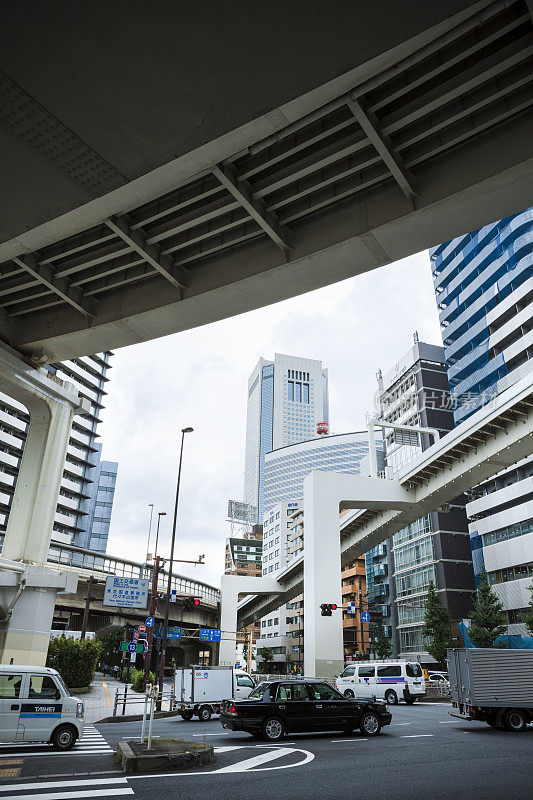 日本东京市区街道上的交通状况