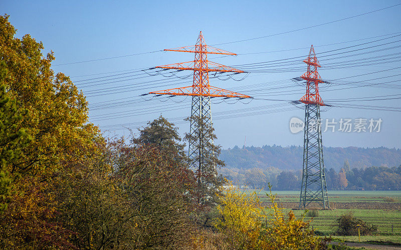 电力行业秋季高压塔的景观