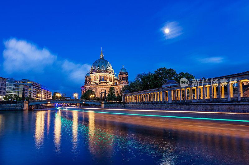 德国柏林大教堂的游船