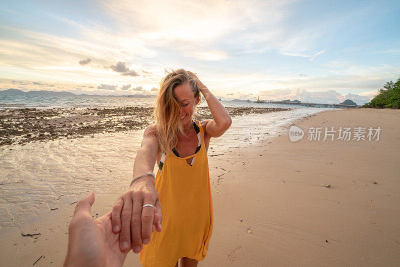 跟我来概念女人领先的男朋友在泰国田园海滩。人们旅行豪华度假目的地的概念