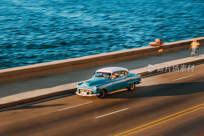 古巴哈瓦那Malecon上的经典美国车