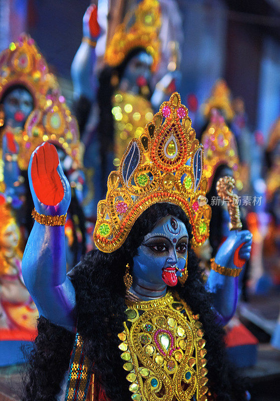 印度女神卡莉的神像在加尔各答卡利加特的市场上出售