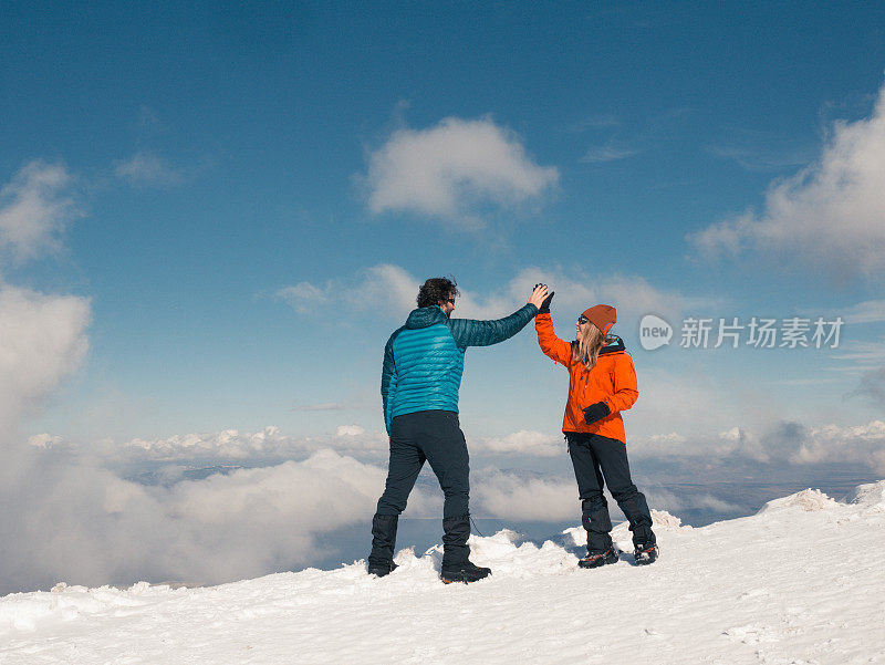 冬季，高山攀登者会在高海拔山脉的顶峰击掌