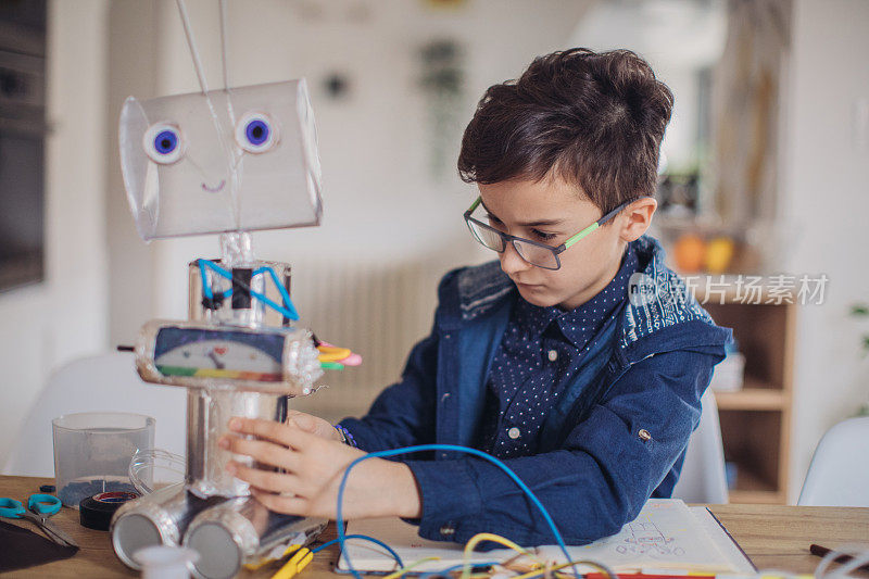 聪明的男孩为学校的科学项目制作机器人