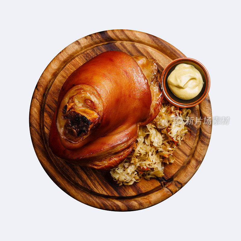 叉烧猪蹄配红烧白菜和芥菜放在木砧板上