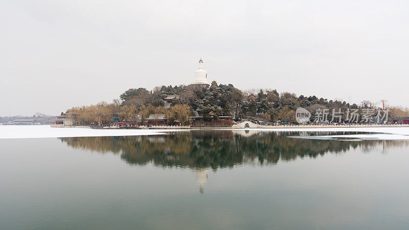 北海公园在中国北京的雪地里