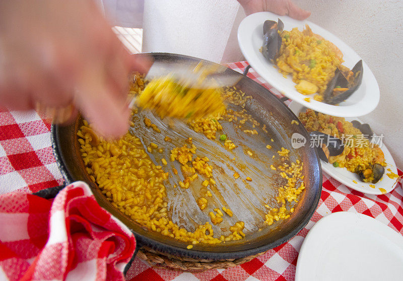 在西班牙提供海鲜饭