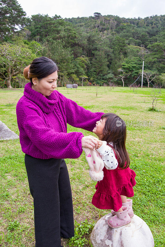 妈妈和小女孩在公园里玩