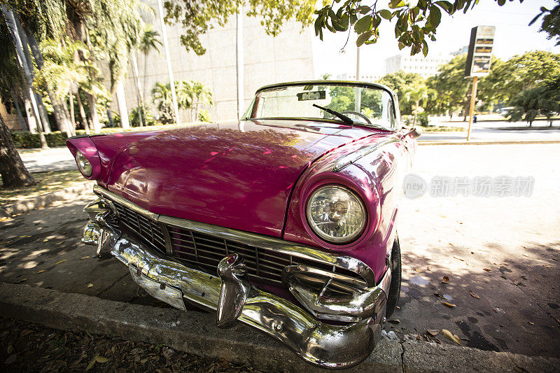 哈瓦那街头的一辆粉色古典车