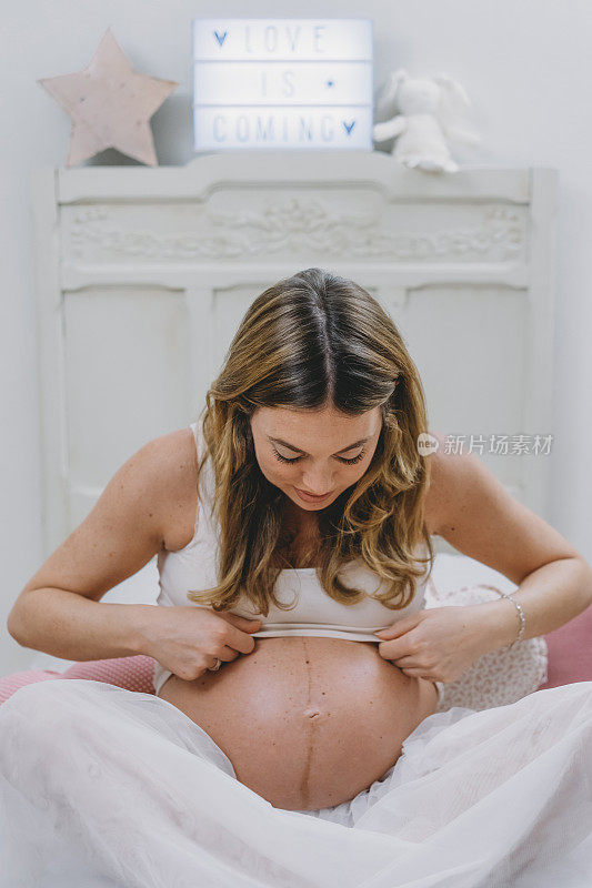 年轻怀孕妇女在家