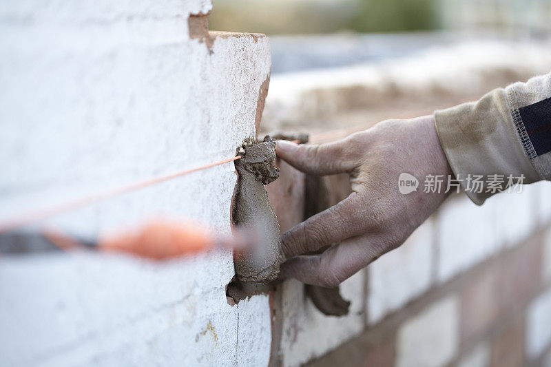 砖匠用再生砖建造新的扩建部分