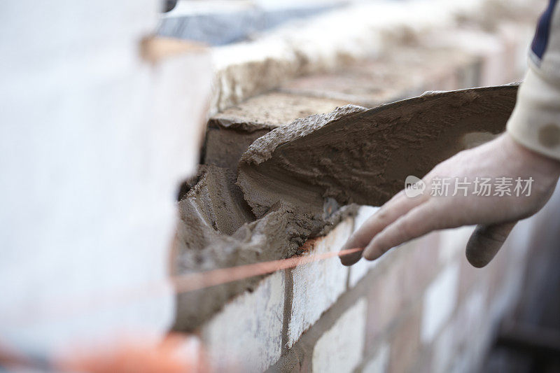 砖匠用再生砖建造新的扩建部分