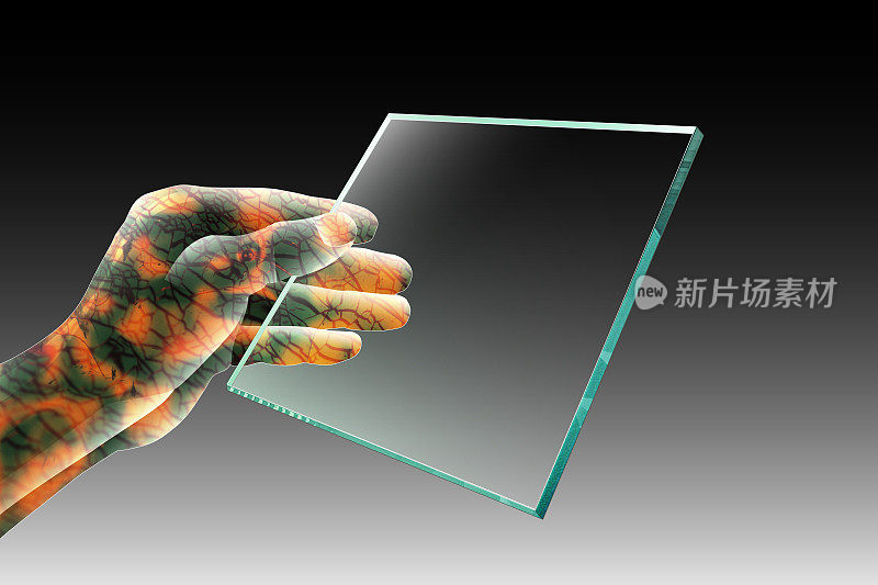 电子人的手拿着一个透明的平板电脑，一只手拿着一个玻璃杯。