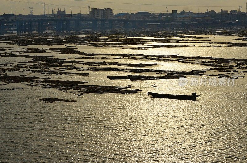 漂浮在拉各斯礁湖上的原木，在尼日利亚拉各斯的马科科漂浮村庄前