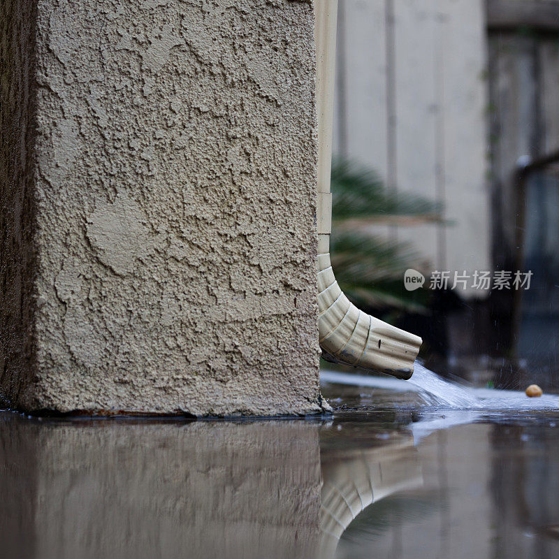 雨水从排水沟流出