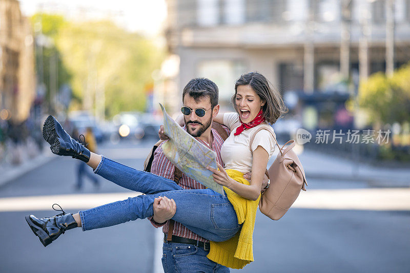 一对年轻游客正在尽情地探索这座城市