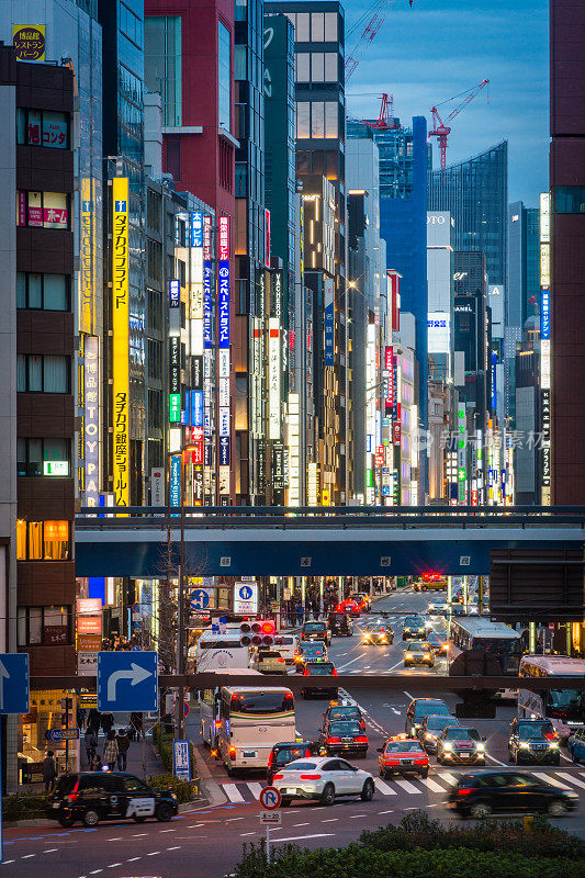 东京摩天大楼天际线街道银座霓虹灯拥挤