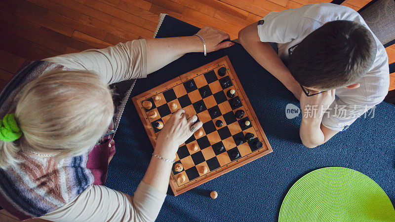 孙子和奶奶下棋