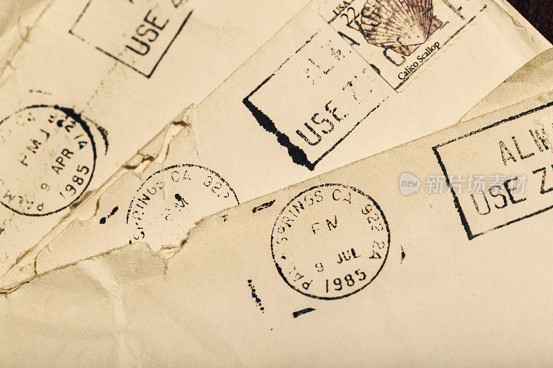 旧信件装在信封内，附有邮戳及盖销邮票