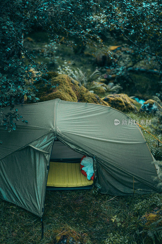 野外露营。空的帐篷