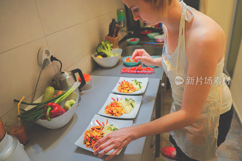 女人做素食晚餐