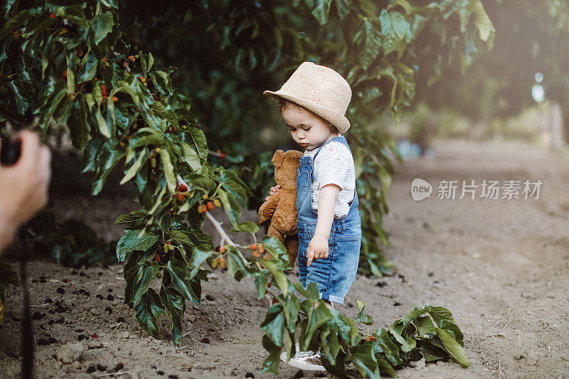 摄影师父亲正在用数码相机拍摄女儿的照片