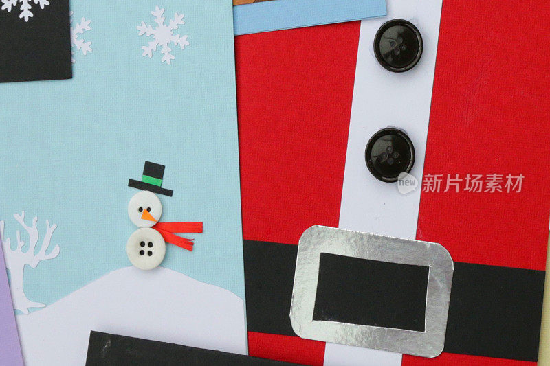 图片自制DIY简单的圣诞贺卡设计与圣诞老人，雪人，雪花与钮扣和如何使圣诞老人圣诞贺卡的想法，快乐的节日，手工圣诞卡