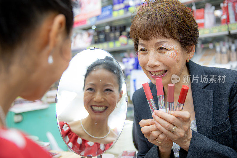 日本资深美容师为客户服务