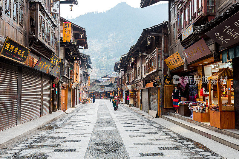 中国贵州省西江千户苗寨传统木结构建筑的街景。