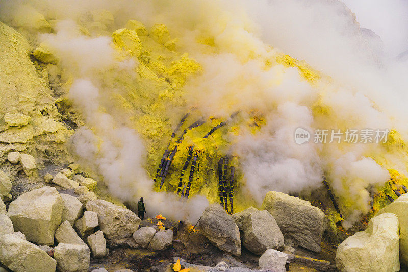 印度尼西亚东爪哇伊真火山的日出和硫磺蒸汽