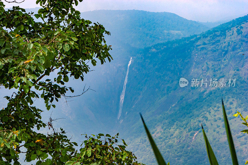 Palani山，泰米尔纳德邦，印度南部-看到瀑布称为鼠尾瀑布在Kodaikanal殖民山站的路上;没有人