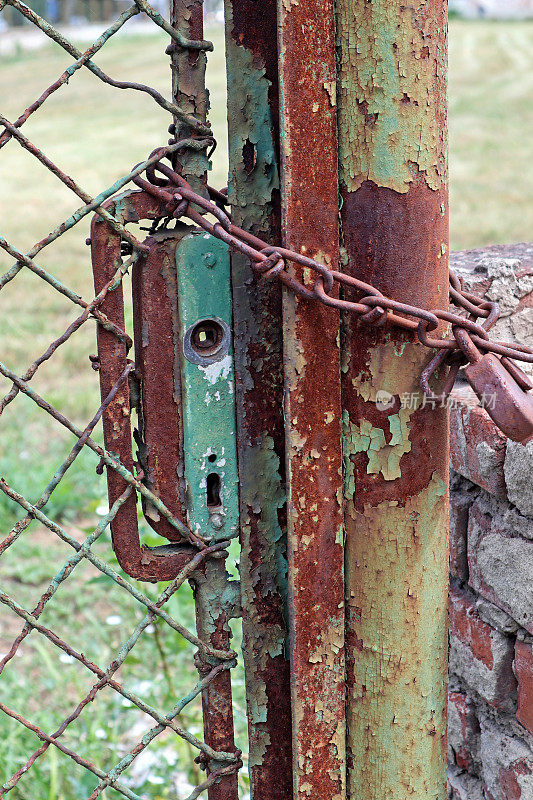 生锈的旧金属门和链条