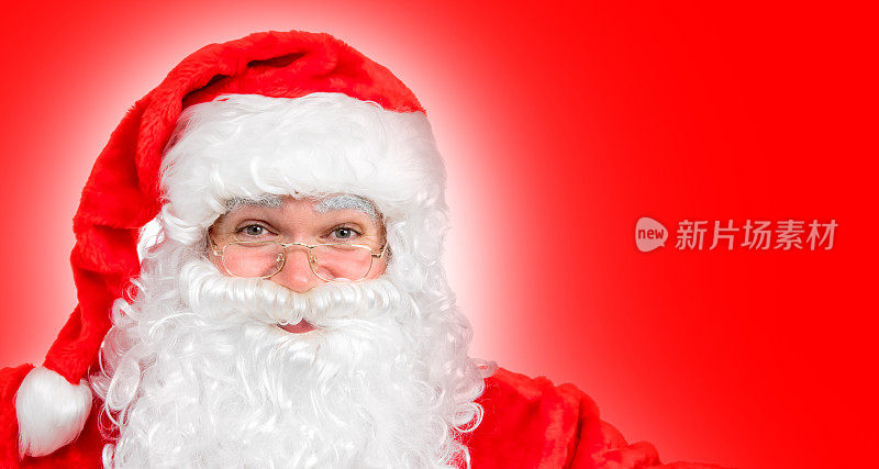 传统的圣诞老人肖像在红色的背景(与copyspace)。