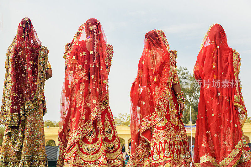 在Jaisalmer沙漠节上，印度女孩穿着红色纱丽，佩戴着传统的印度珠宝。拉贾斯坦邦。印度