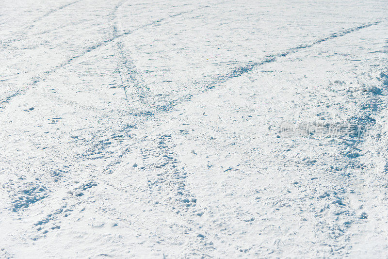 滑雪板在雪地上留下的痕迹