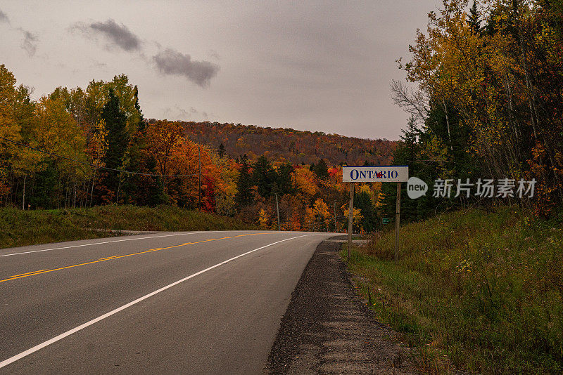 安大略旅游标志在安大略北部高速公路上的秋天背景