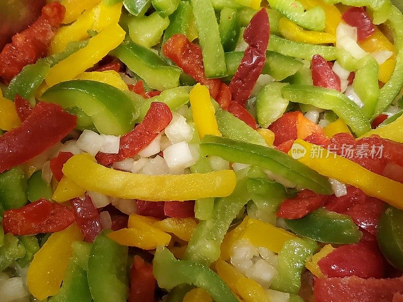绿色和红色蔬菜沙拉