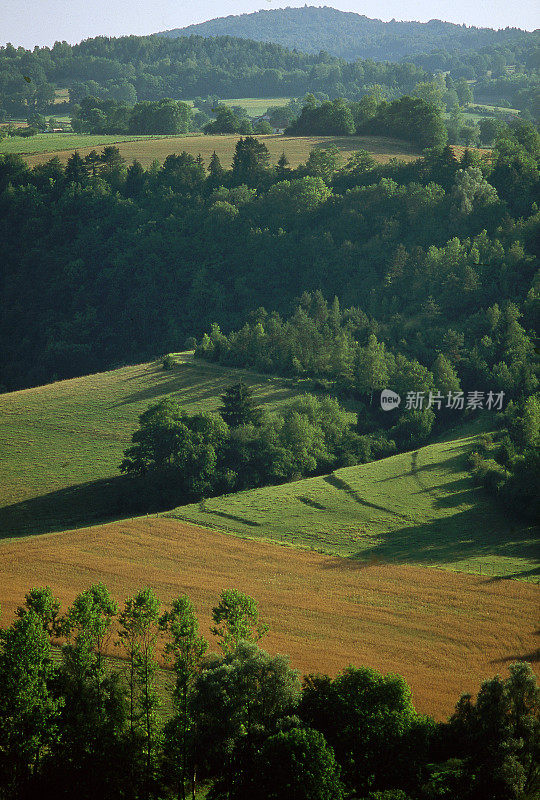 汝拉是法国东部Bourgogne-Franche-Comté的一个部门，以汝拉山脉命名