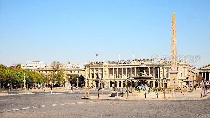 在新冠肺炎大流行期间，法国协和广场和街道上空无一人