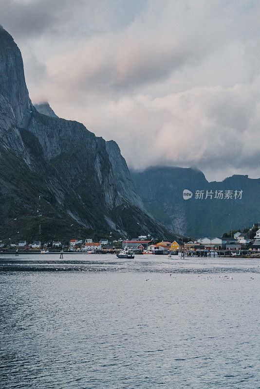 罗浮敦群岛渔村附近船只经过的风景