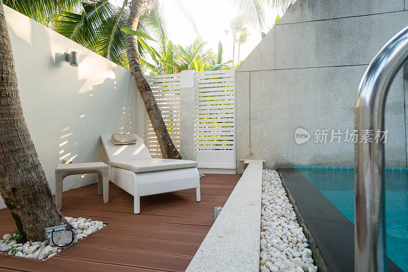太阳床上的木制甲板或游泳池露台在别墅，房子，和家